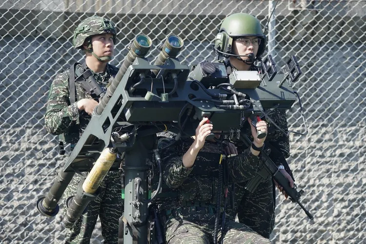 總統賴清德21日前往松山機場勗勉「立即備戰操演部隊-衛戍第二戰鬥隊」，圖為官兵展示雙聯裝刺針飛彈系統。中央社