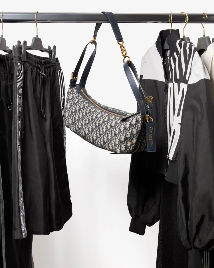 DIOR D-Journey包，小型13萬元。品牌提供