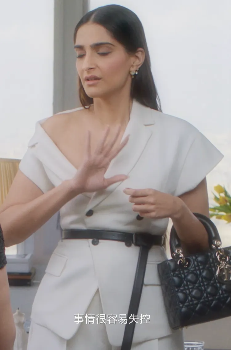 畫面中搞笑diss Lady Dior包不像D-Journey可以「解放雙手」。翻攝影片