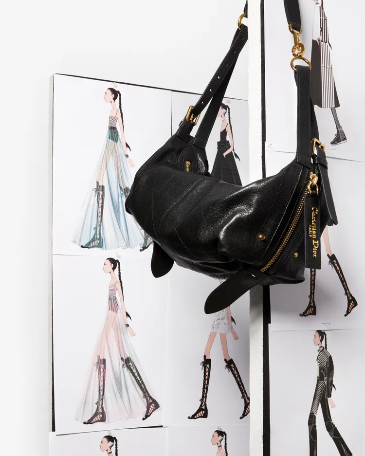 DIOR D-Journey包，小型13萬元、中型14萬元、大型17萬元。品牌提供