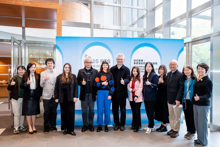 在國際研討會上，公視董事長胡元輝（左七）與廳外來自歐洲、日本、台灣大咖專家合影。公視提供