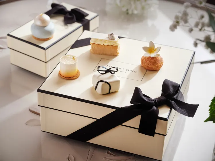 行政西點主廚趙崇曦汲取海嶼意境為靈感，以熱帶果香勾勒海島沙灘的馥郁盎然，每一道甜品皆融萃以精巧構思與藝術美感，細膩雕琢出光影和煦的午後盛宴。台北文華東方酒店提供