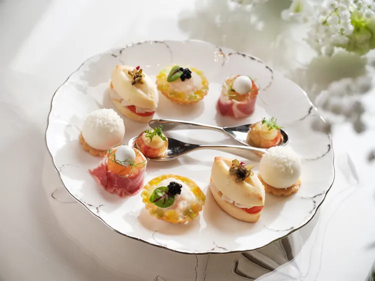 鹹點延續低調奢華之符碼，行政主廚馮俊傑添以豐潤果香及草本悠然質韻，搭配以帝王蟹、魚子醬及伊比利火腿等鮮美元素，巧妙創作多款外型吸睛、鹹香迷人小點。台北文華東方酒店提供