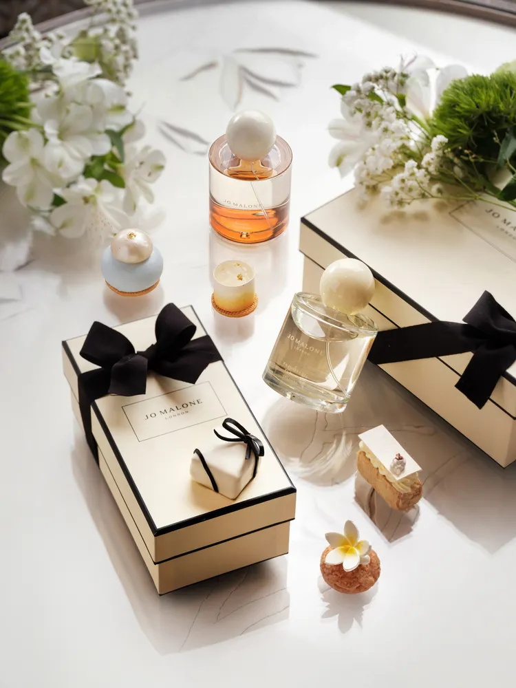 宛若金色陽光灑落在棕櫚海灘上，Jo Malone London 2025海嶼花園系列換上充滿棕櫚海灘風情的沙色設計，奢華而療癒，瀰漫一股濃厚的假期情懷，將感官藝術於「青隅」以午茶食藝精彩演繹，多款蘊含唯美景緻、外型小巧精美的美點，由內而外皆繽紛可口、令人無法抗拒。台北文華東方酒店提供
