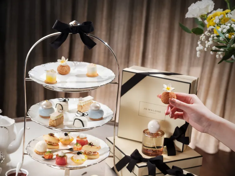 台北文華東方酒店行政主廚馮俊傑與行政西點主廚趙崇曦發揮巧思，攜手英國香氛品牌Jo Malone London，以乍暖還寒之際嶄新推出的「海嶼花園」系列香氛為主題創作，化於味蕾賦予一抹溫柔清新的感官旅程。台北文華東方酒店提供