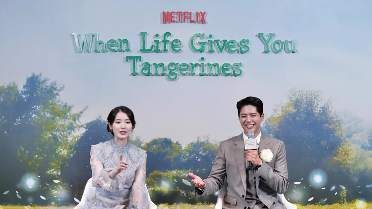 朴寶劍（右）數了太多IU的優點，IU趕緊制止說一個就好。Netflix提供