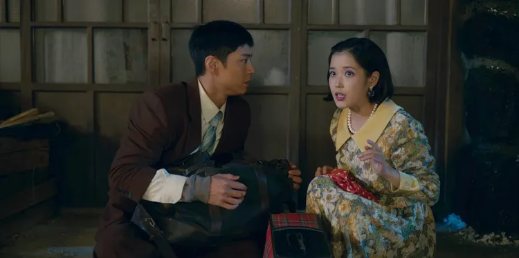 IU（右）劇中嘗試藍色眼影。翻攝Netflix