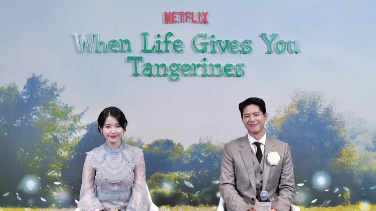 朴寶劍（右）邊攻讀碩士，IU拍攝時會關心他論文的進度。Netflix提供