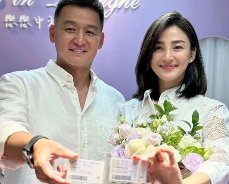 洪小鈴（右）和張天霖去年底宣布登記結婚和懷孕。翻攝洪小鈴IG