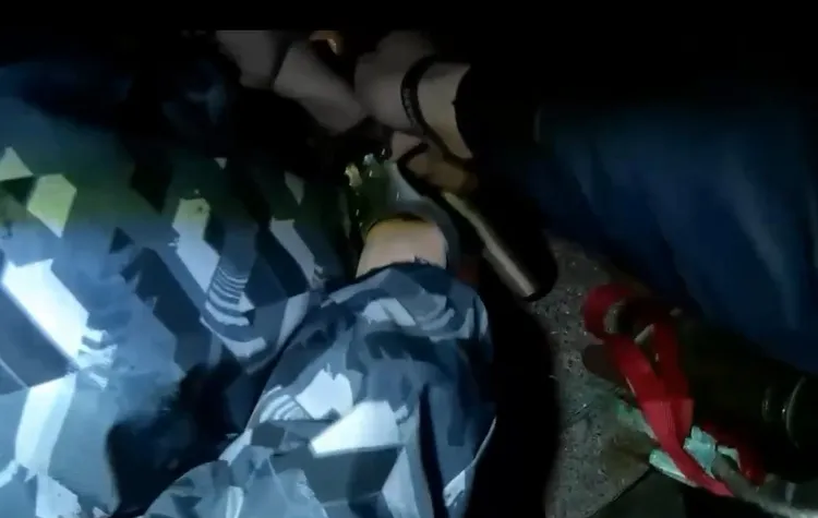 陳男遭上銬帶回。警方提供