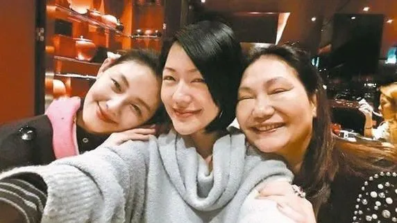 大S雖後來鮮少出現在演藝圈，但在小S社群不難看見S家相處融洽的畫面。翻攝自小S臉書