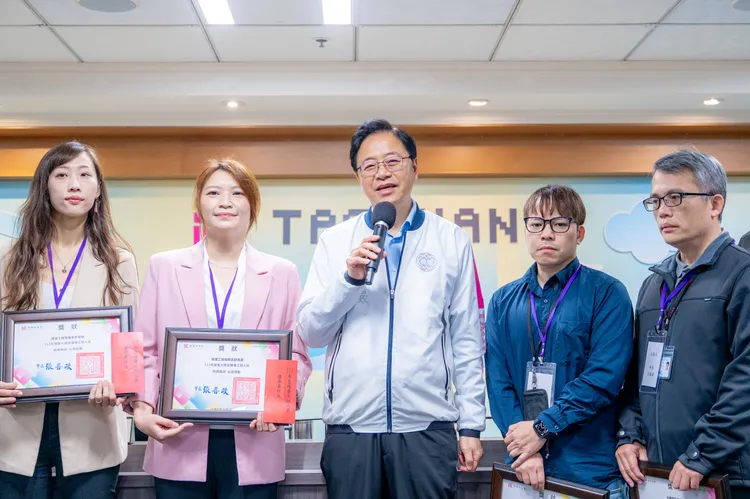 捷運工程局2名女性股長許佑綸(左)、劉真嘉獲得績優工程人員獎。桃園市府提供