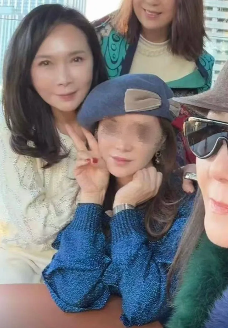 張瓊玲（左）不願多談Tiffany（藍衣者）現況。讀者提供