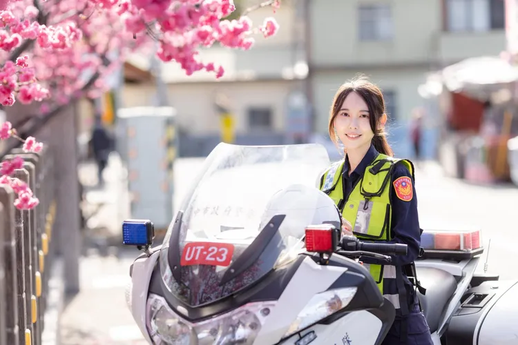 女警脫警帽私房照公開。翻攝「TCPB 局長室」Threads