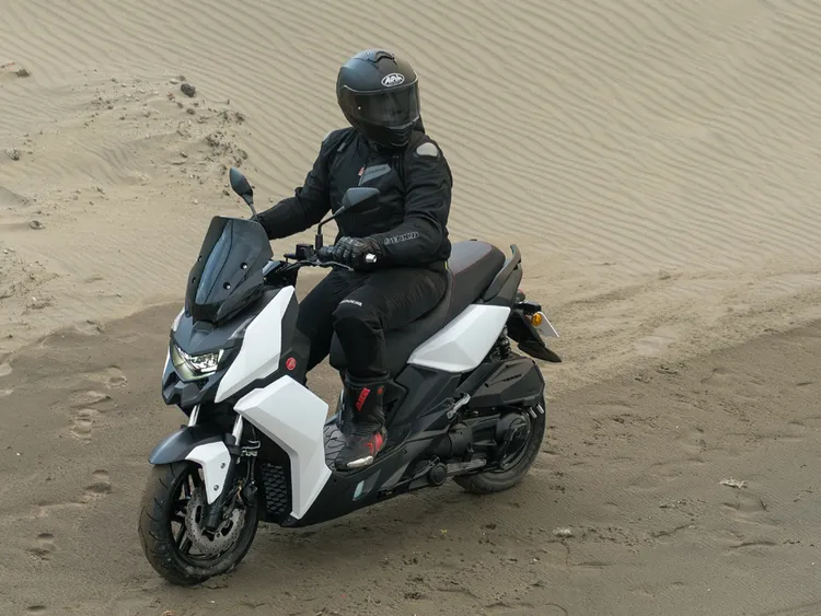 3月購買宏佳騰黃牌大羊STR 300享5000元購車現折，再享無卡分期最高60期低利率方案。業者提供