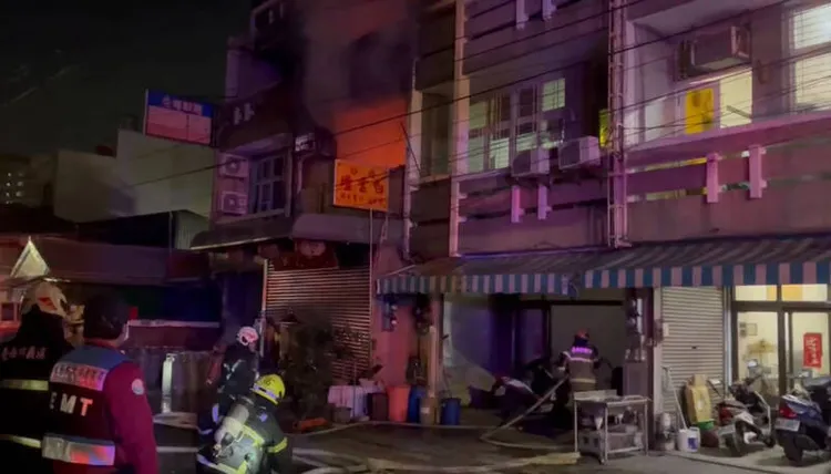 屋主兒子疑似欠債跑路，月初傳被人開車衝撞大門，現在又疑似被人縱火。翻攝照片