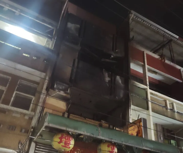 民宅２、３樓燒得焦黑，消防局人員火調初步發現起火點在２樓。翻攝照片