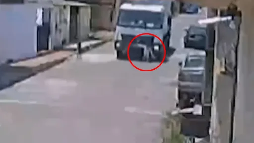 影片|6歲女蹦跳經過垃圾車 看不到她!司機直接追撞輾死