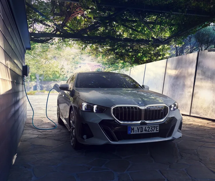 全新「BMW品牌體驗店」即日起正式啟航，率先展出最新BMW i純電車款，包含iX1純電運動休旅與i5純電豪華房車，完美融合永續理念、純電駕馭與科技美學，引領車壇潮流，讓來訪者親身感受純電豪華的非凡魅力。業者提供