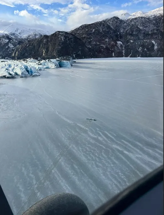 父女在冰凍的湖面上度過一夜。美聯社/Dale Eicher提供