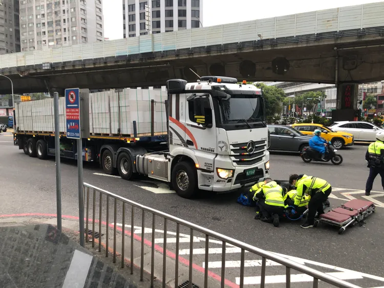 程男倒地不起，幸好意識清楚。李易昌攝