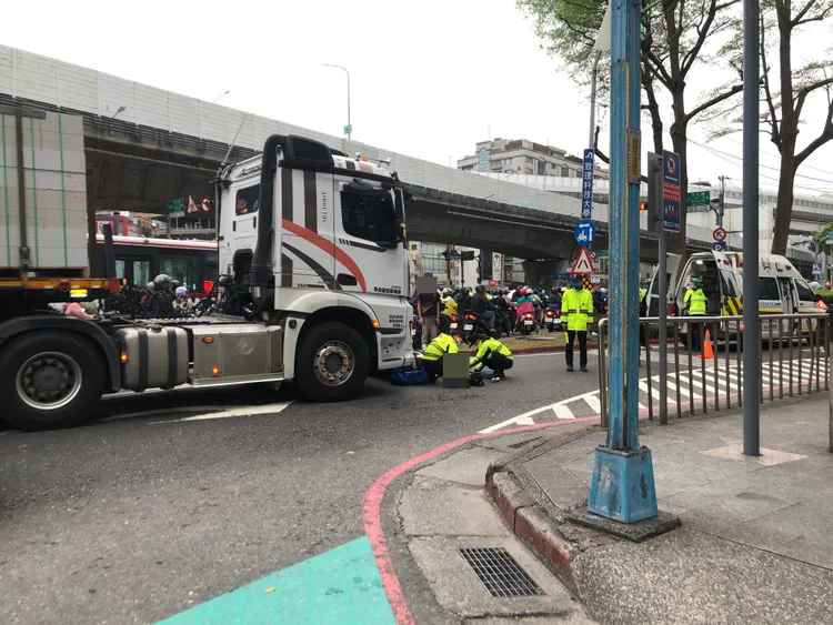 時值上班時間，義交、交警、警察都趕來協助。李易昌攝