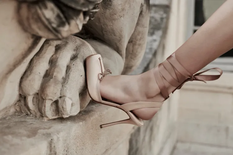 CHRISTIAN LOUBOUTIN Cassia Lace Up系列鞋履，靈感來自芭蕾舞鞋。品牌提供