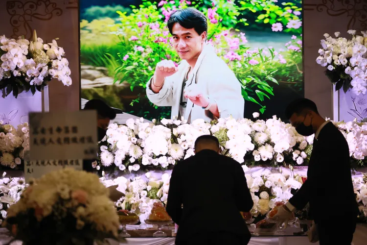 張熙宇對著父親遺照深深一鞠躬。彭欣偉攝