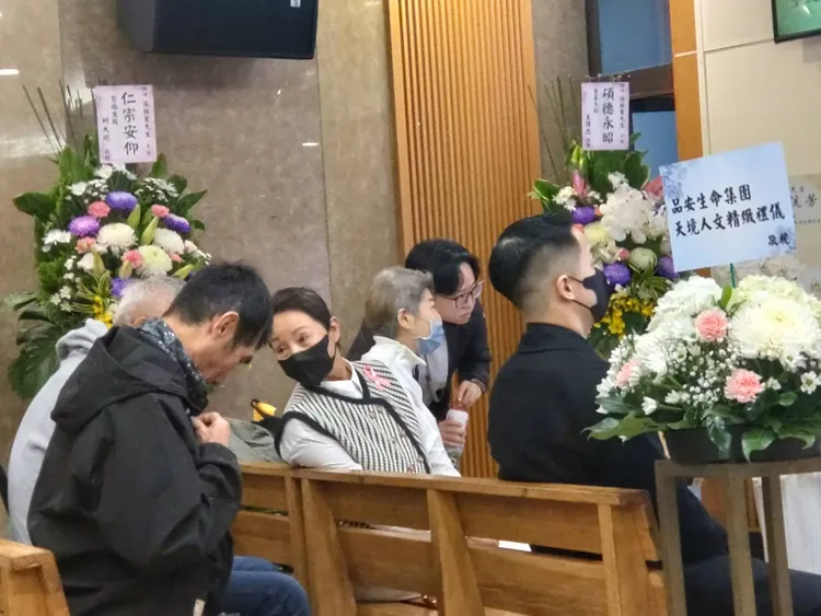 鮑正芳（黑口罩者）與親友交談。王思穎攝