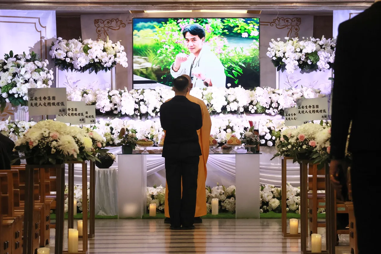 「一代大俠」張振寰告別式 家祭僅1人祭拜！鮑正芳閉眼沉思｜壹蘋新聞網
