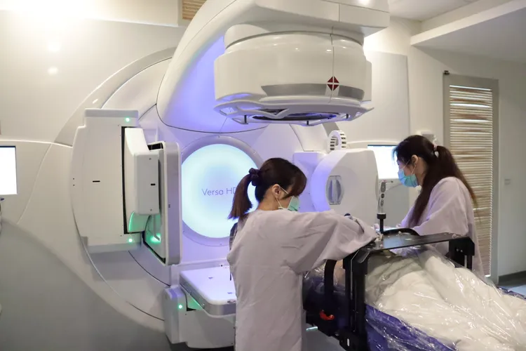 醫院針對張女士左肺及胸椎、腰椎等處的骨頭進行放射線治療。彰化醫院提供