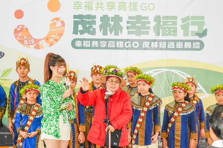 山區長輩分享試營運期間以來的便利性。高市府提供