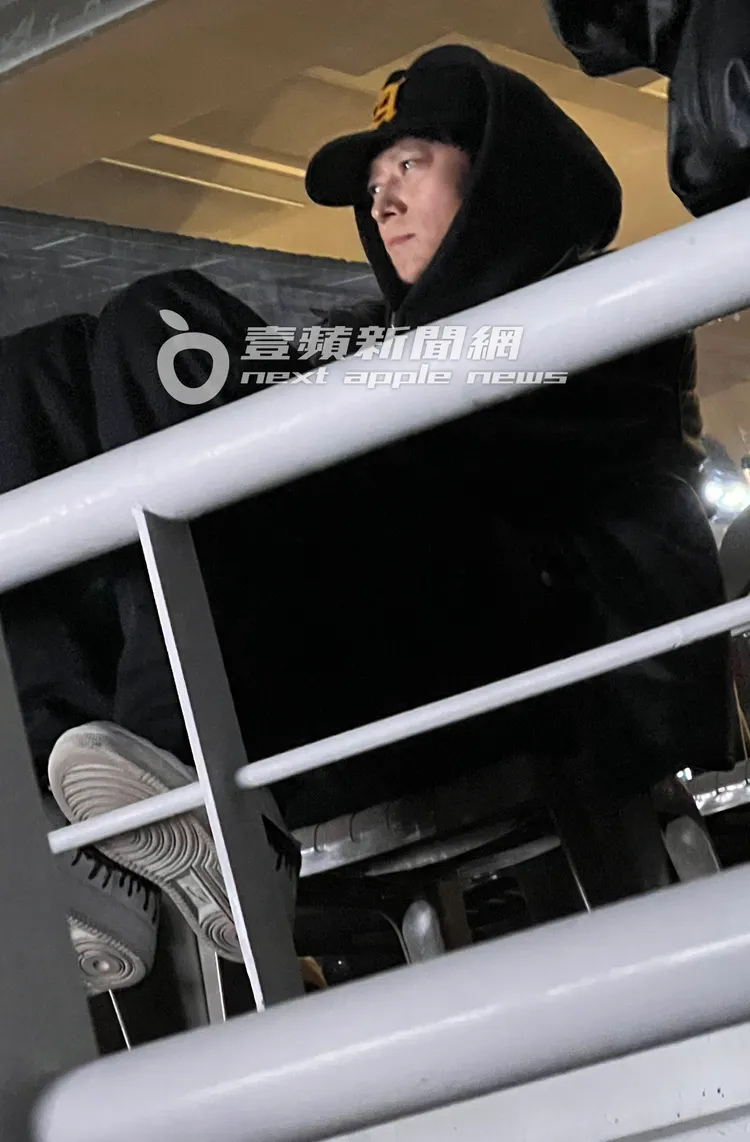 姜棟元戴著帽子坐在場邊觀賞。讀者提供