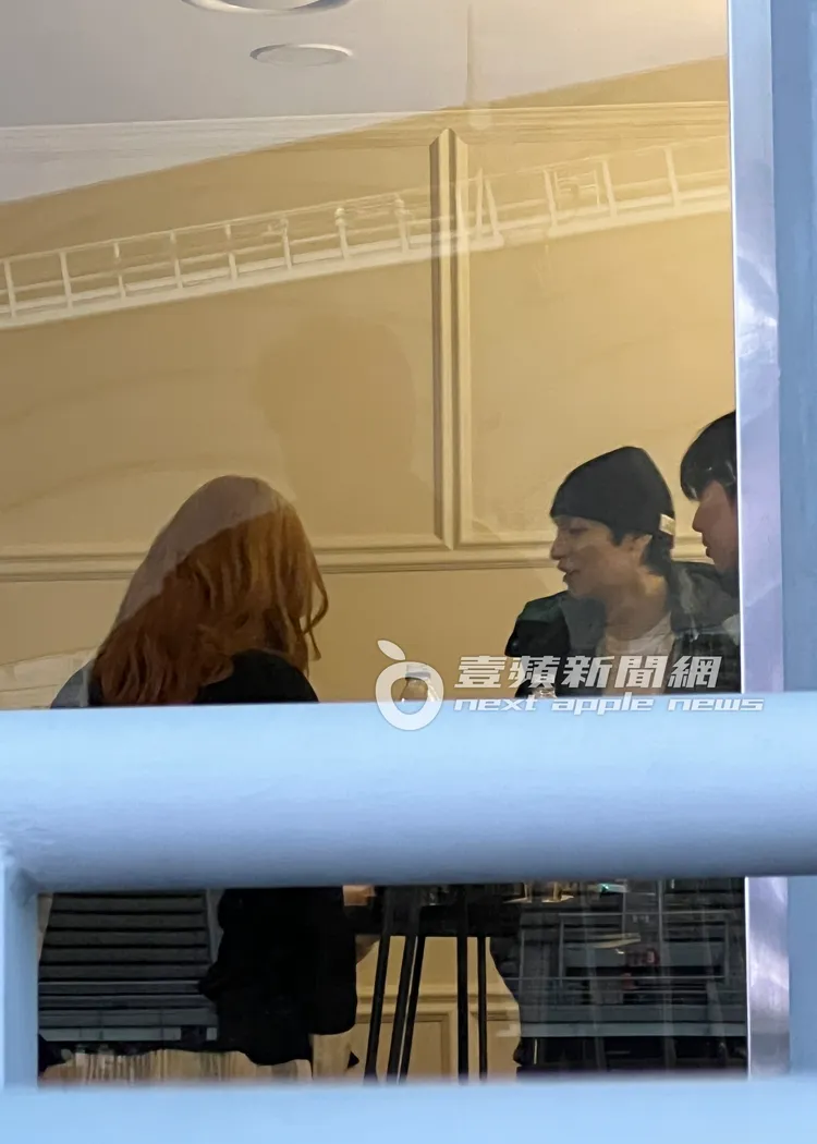 Simon D（中）與崔顯旭（右）、Pung ja在包廂聊天。讀者提供