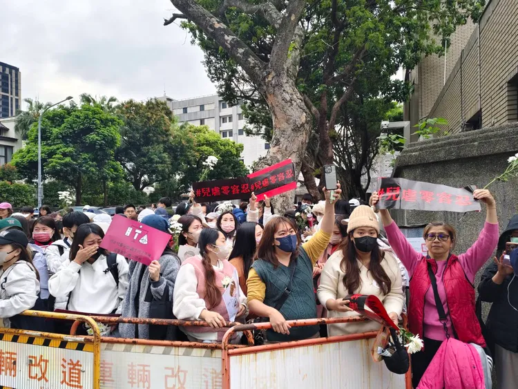 媽媽們化身「剴剴戰士」在現場疾呼「虐童零容忍」。張欽攝