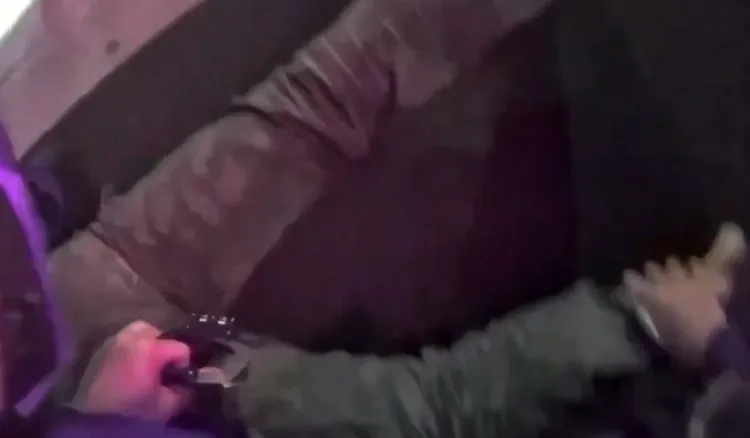 警方將陳男壓制。警方提供