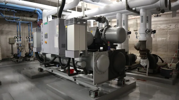 經發局透過ESCO專案與運發局合作評估國家體育場冰水主機汰換申請減量額度。翻攝畫面