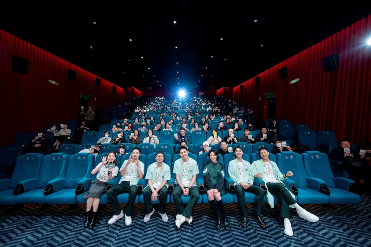 黃冠智（右起）、劉修甫、江齊、詹懷雲、導演劉修甫、監製賴宇同及百白出席媒體試片。紅杉娛樂提供