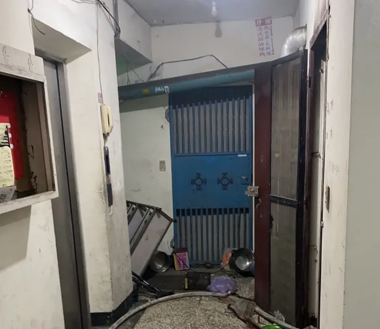 台中市這處老舊公寓今天清晨傳火警。民眾提供