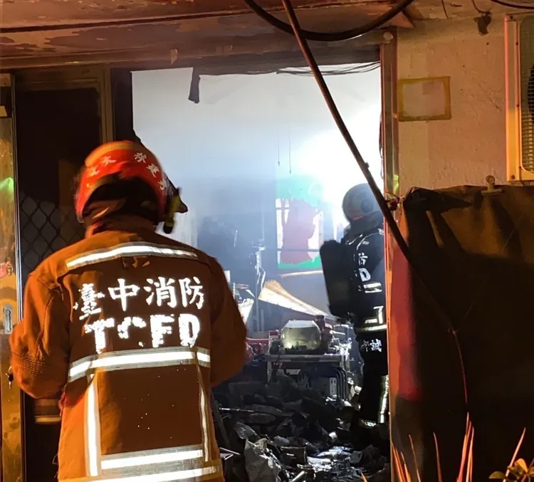 消防人員在寢室、儲藏室找到父女。民眾提供