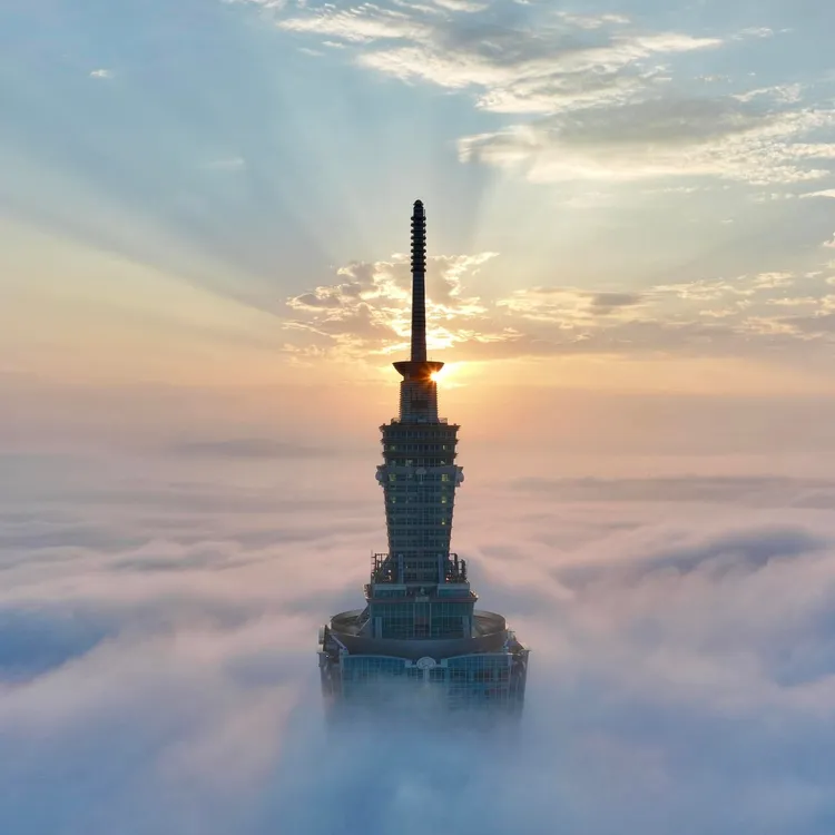 台北101清晨沉浸在雲海裡。空拍師沈張鴻授權提供