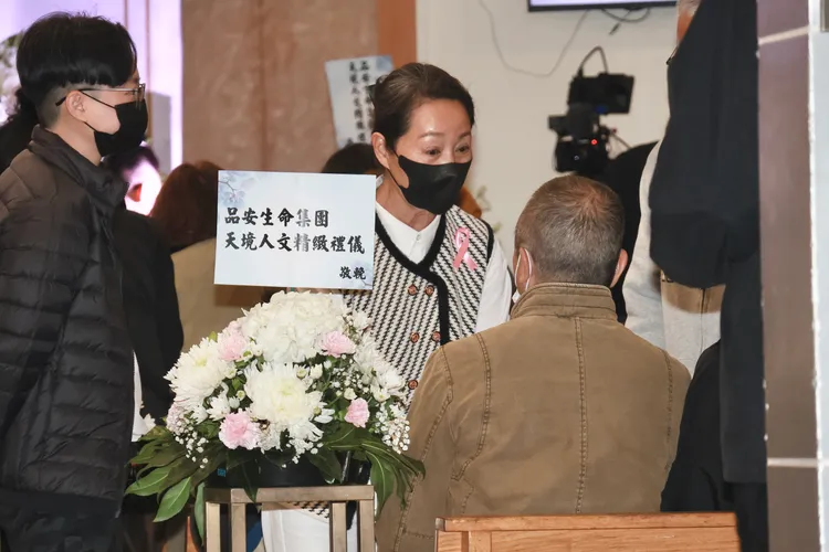 鮑正芳和親友寒暄。彭欣偉攝