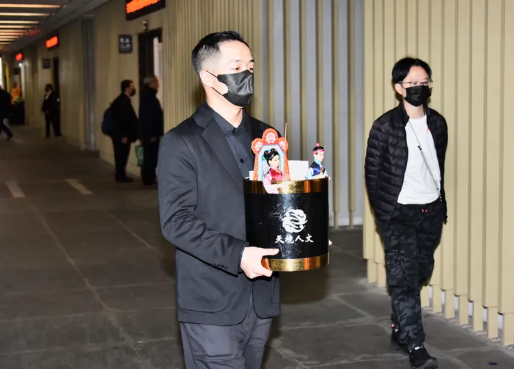 張熙宇捧著父親牌位。彭欣偉攝