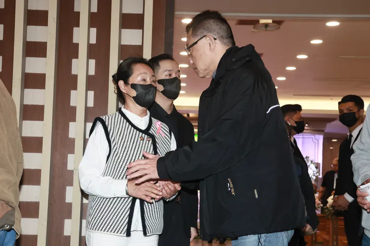 楊雄（右）慰問鮑正芳。彭欣偉攝