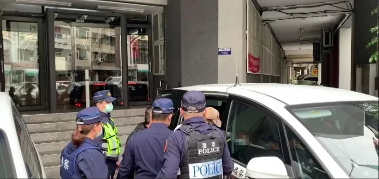 警方將色情養生館涉案人員帶回。民眾提供
