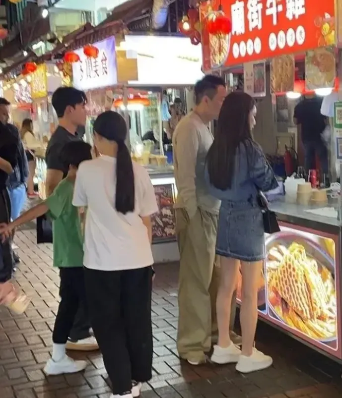 一家人在廟街買牛雜小吃。翻攝遙胖胖小紅書