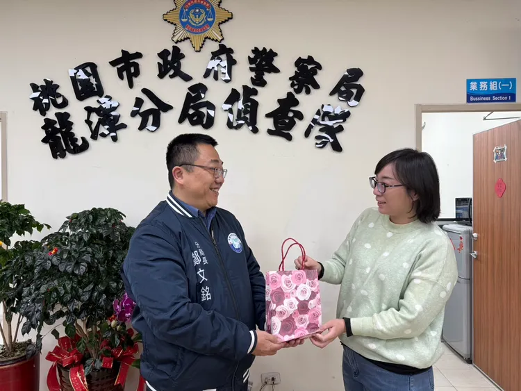 龍潭警分局鄭文銘祝福女性同仁婦女節快樂。龍潭警分局提供