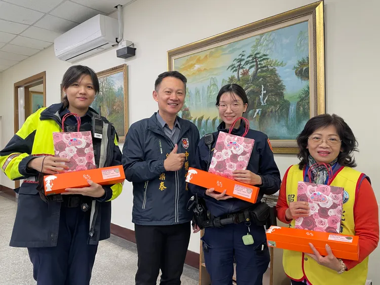 中壢警分局長林鼎泰贈送女性同仁婦女節小禮物。中壢警分局提供