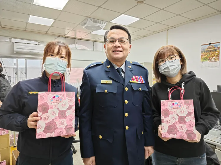 平鎮警分局長徐坤隆祝福女性同仁婦女節快樂。平鎮警分局提供
