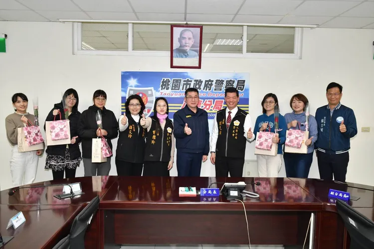 八德警分局長王鉉仁送玫瑰花、面膜予女性同仁。八德警分局提供